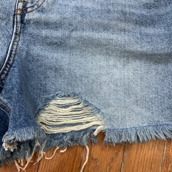 Women’s We The Free Distressed Light Denim Shorts Size 32 EUC - Picture 2 of 6
